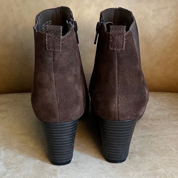 Clarks Crystal Quartz Women's Brown Suede Wedge Ankle Boots 8.5 Winter Casual - Picture 3 of 12